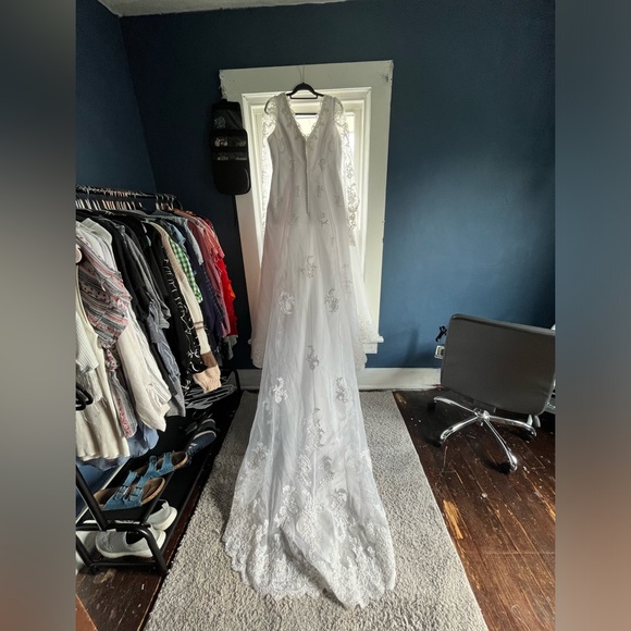 20W Plus Size Wedding Dress - Picture 1 of 14